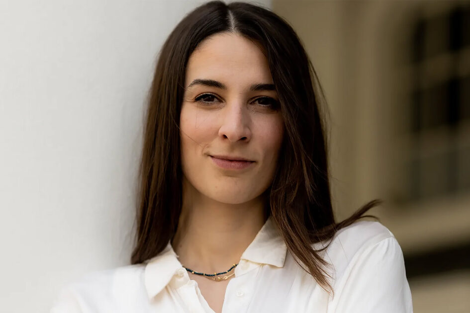 Junge Frau mit langen dunklen Haaren