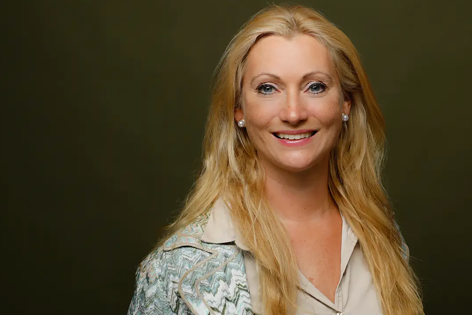 Frau mit langen blonden Haaren