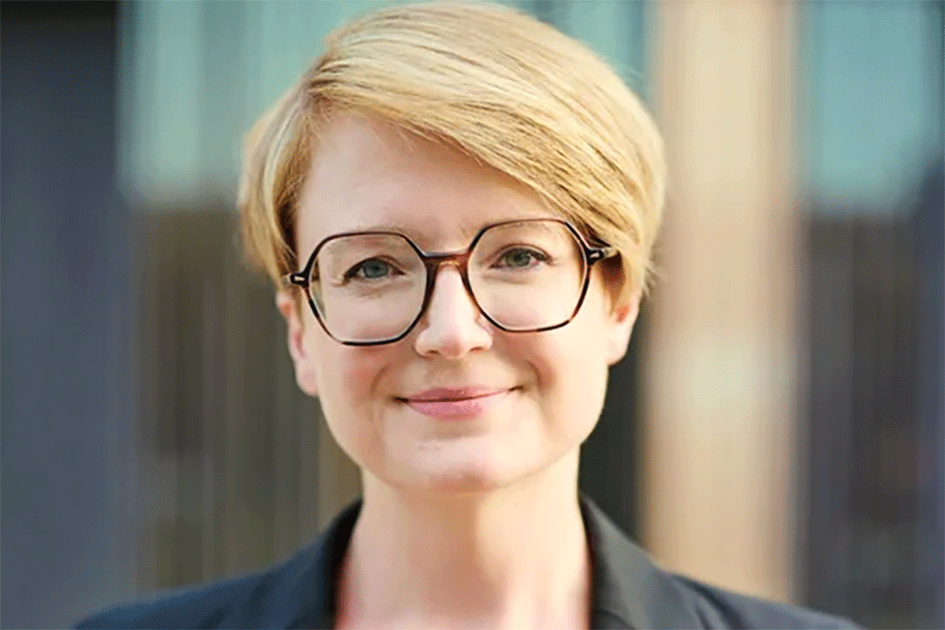 Frau mit kurzen Haaren und Brille