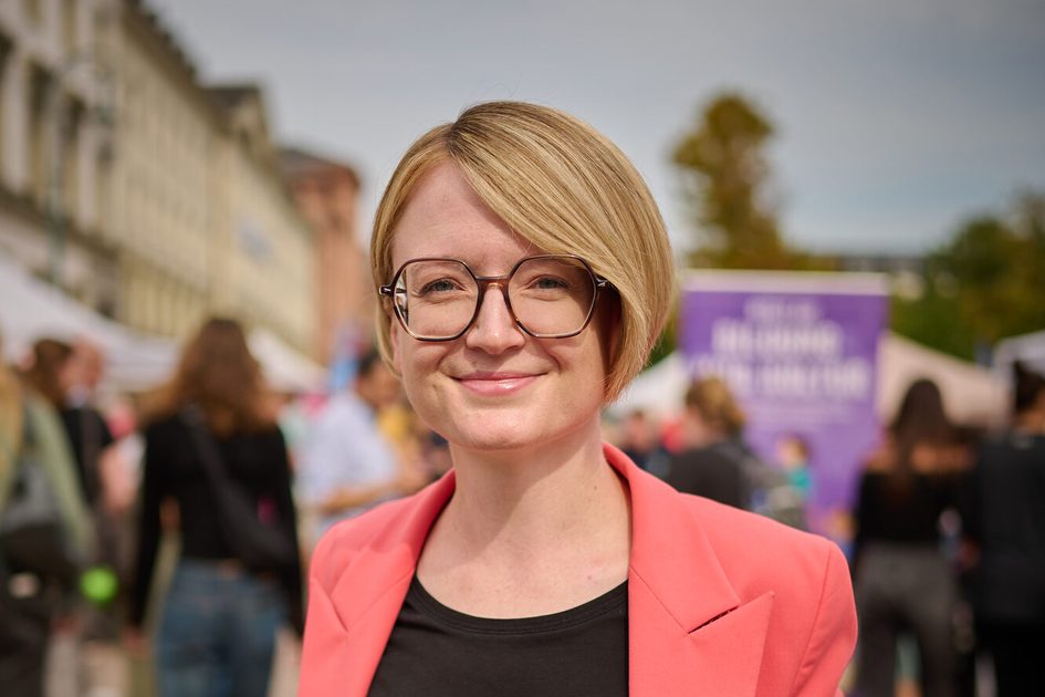 Frau mit kurzen Haaren und Brille