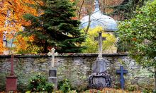 Ein Grab auf dem Russischen Friedhof hoch über der Stadt