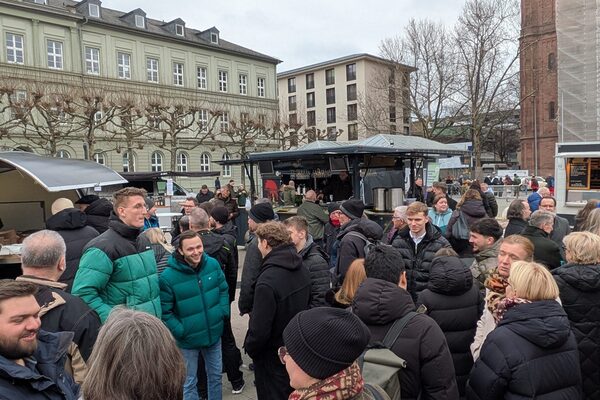 The reopening of the afternoon weekly market attracted a large crowd to Luisenplatz.