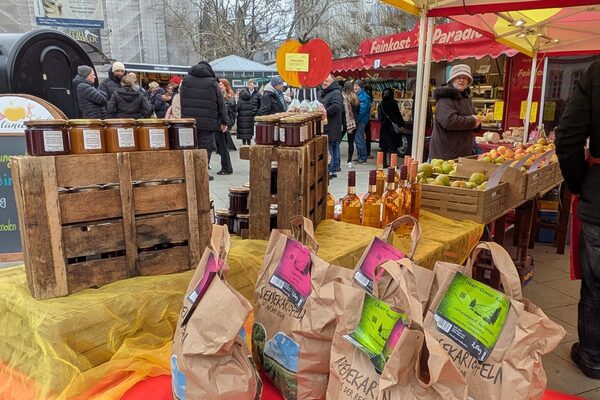 On Thursdays, regional vendors offer a wide range of seasonal products at the weekly afternoon market on Luisenplatz.