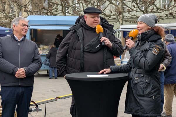 Lord Mayor Gert-Uwe Mende opened the new season of the afternoon weekly market and sold currywurst for a good cause with professional chef and YouTuber Bernd Zehner at the street food cart of Wiesbadener Kochwerkstatt. The event was hosted by Anke Seeling.