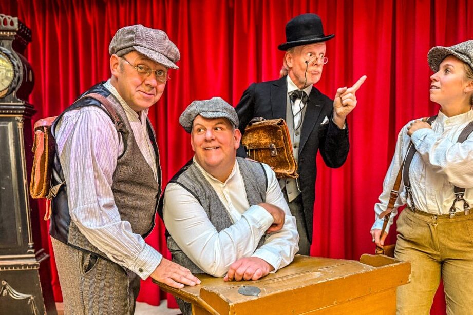 Eine Frau und drei Männer in historischer Kleidung.