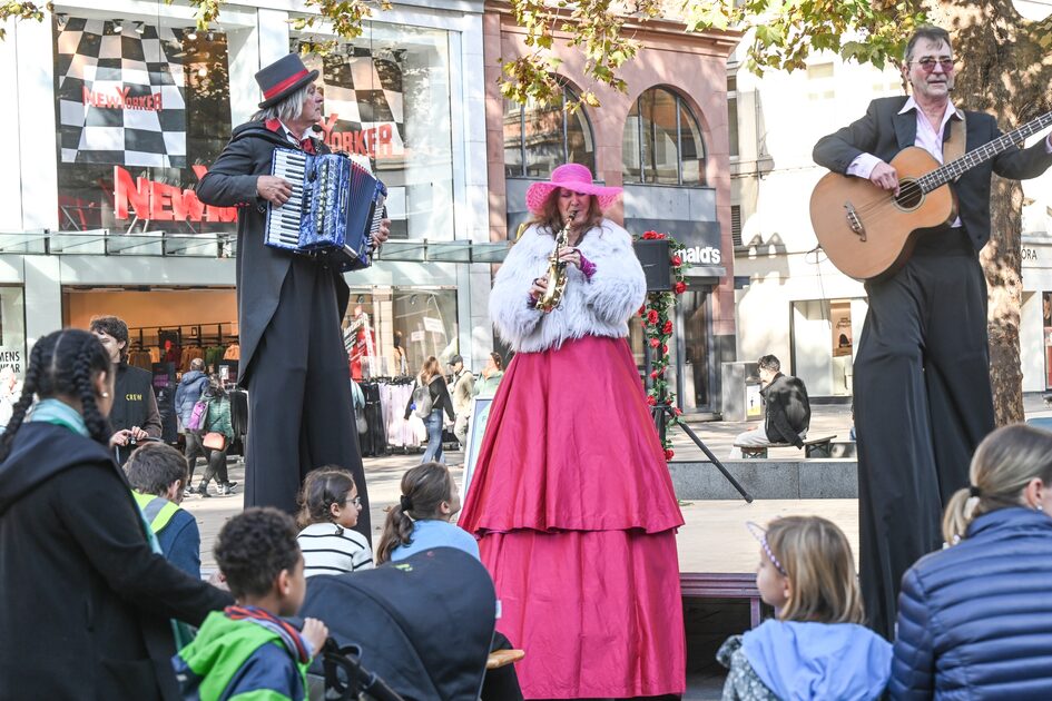 FreiluftARTistik in der Wiesbadener Innenstadt.