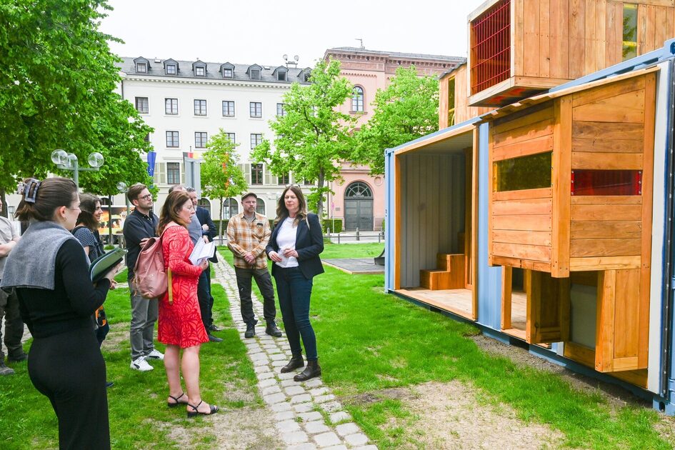 Mobiler Spielplatz aus Übersee-Containern in der Wiesbadener Innenstadt.