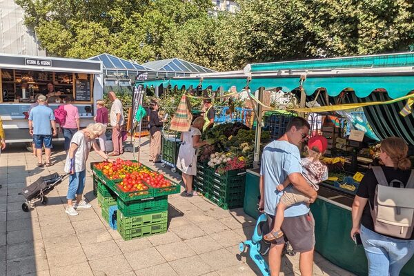 Mercato pomeridiano in Luisenplatz