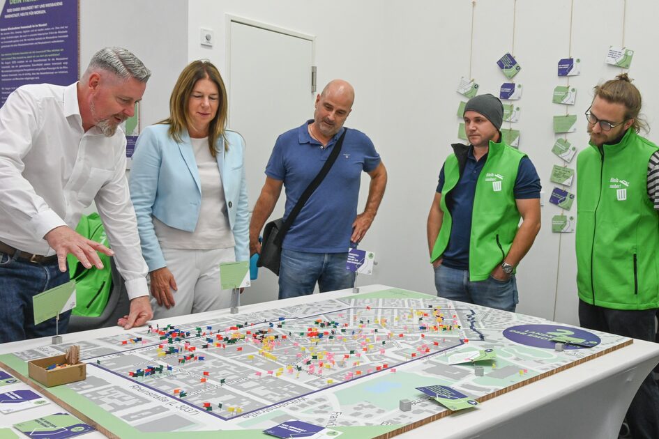 Die Umweltscouts sprechen mit Bürgermeisterin Christiane Hinninger und Citymanager Jens Ackermann über ihre Routen in der Wiesbadener Innenstadt.