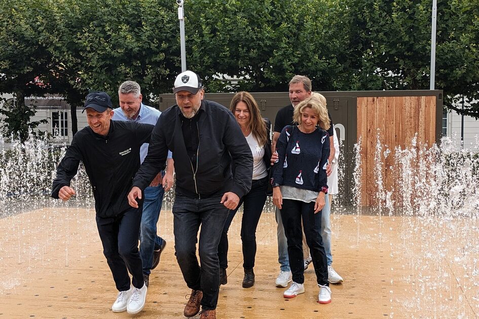 Vertreter von Stadt und Sporthilfe bei der Eröffnung auf der PlayFountain