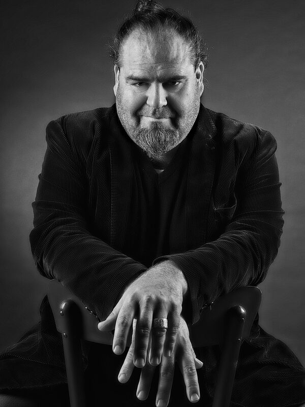 Homme avec barbe assis sur une chaise