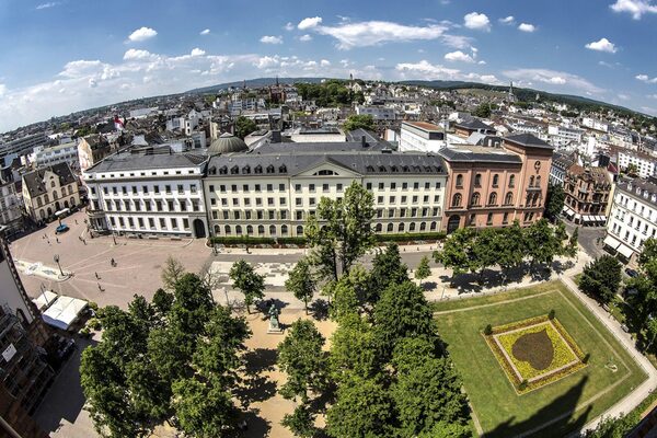 Vista desde la Marktkirche sobre la Schlossplatz hasta el centro de Wiesbaden.
