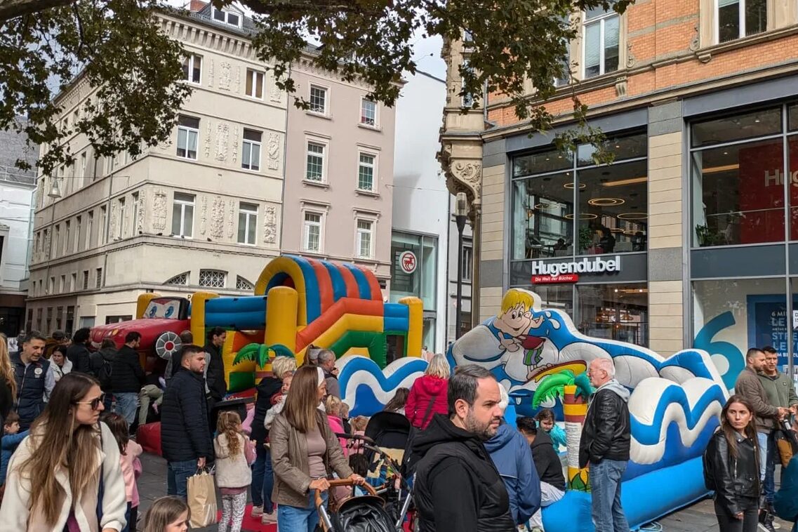 Kinder und auch ein paar Erwachsene auf einem Spielplatz