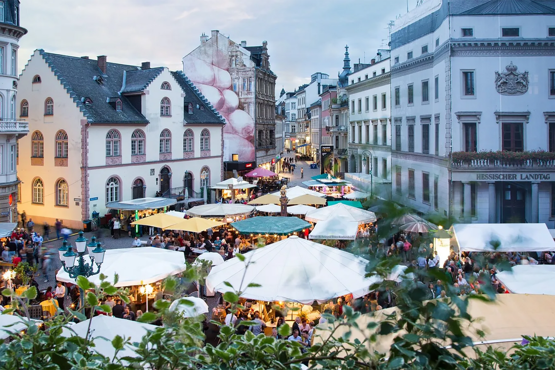 Blick aus der Luft auf ein Weinfest.