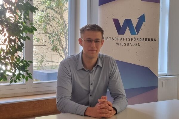 Ein Mann mit blauem Hemd