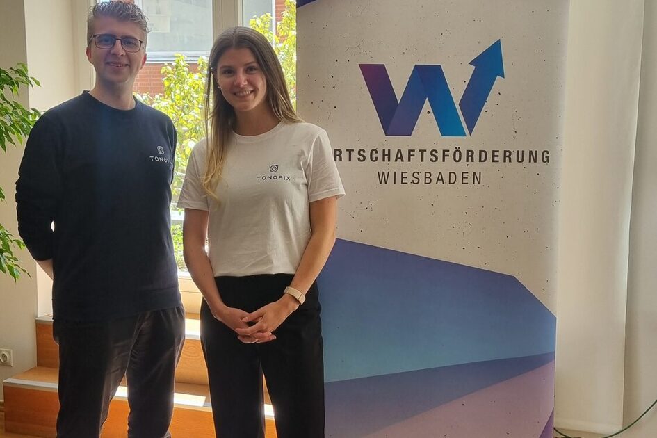 Ein Mann mit blauen Shirt und Frau mit weißem T-Shirt