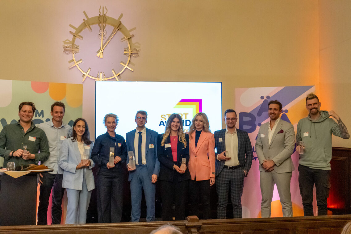 Zehn Menschen mit Auszeichnungen in den Händen