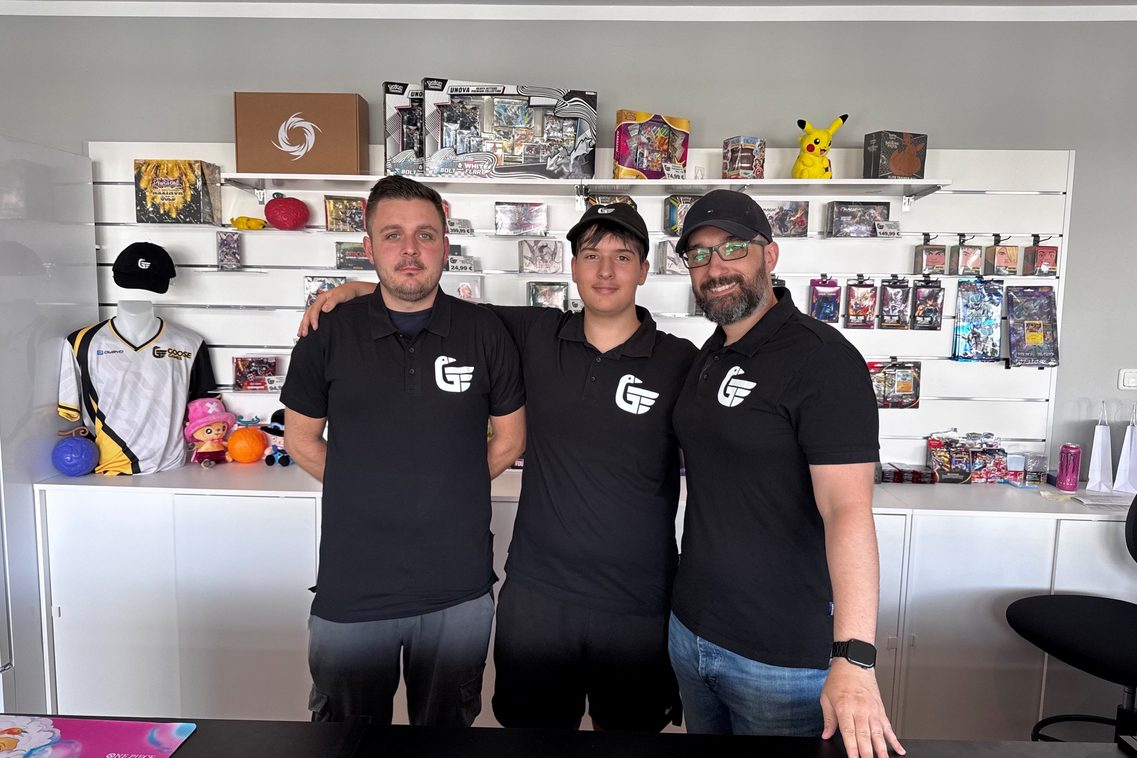 Екипът на Goose Games – трима мъже, облечени в еднакви черни поло блузи
