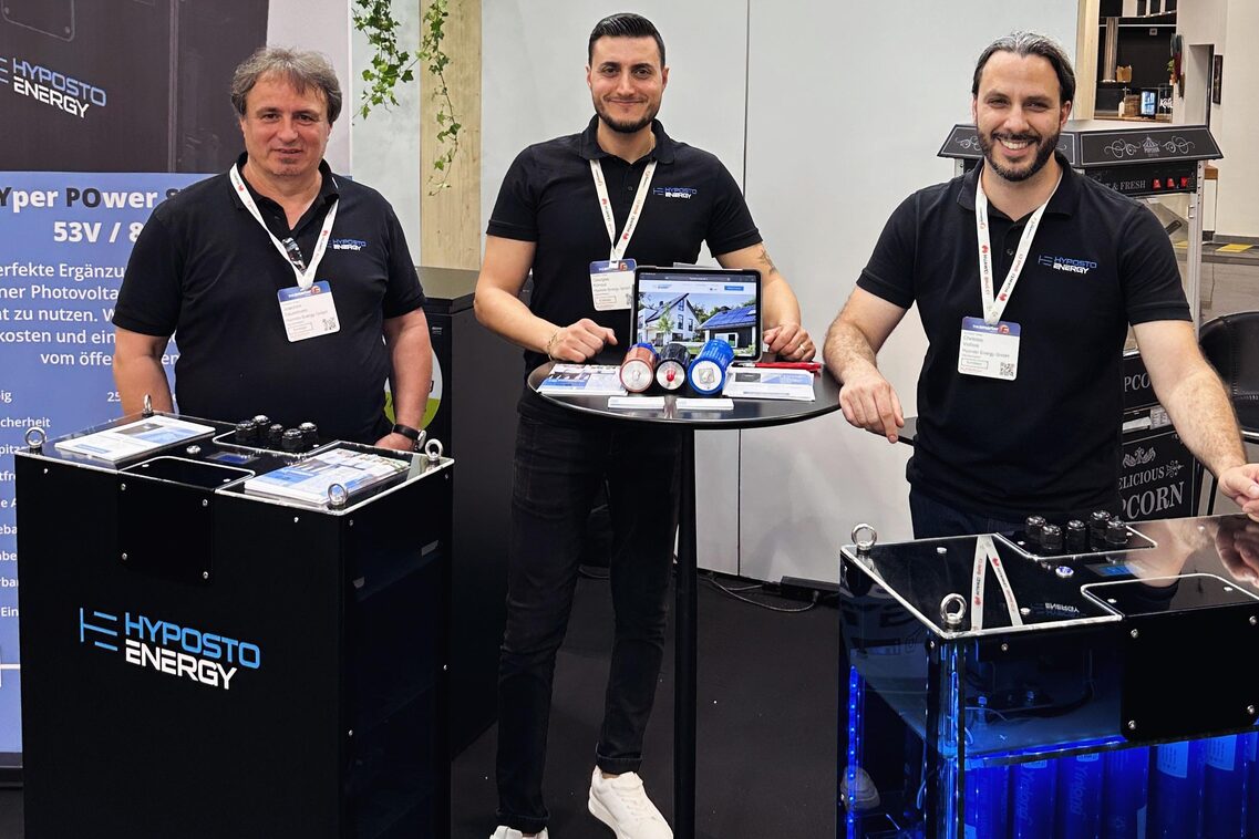 drei Männer in schwarzen T-Shirts