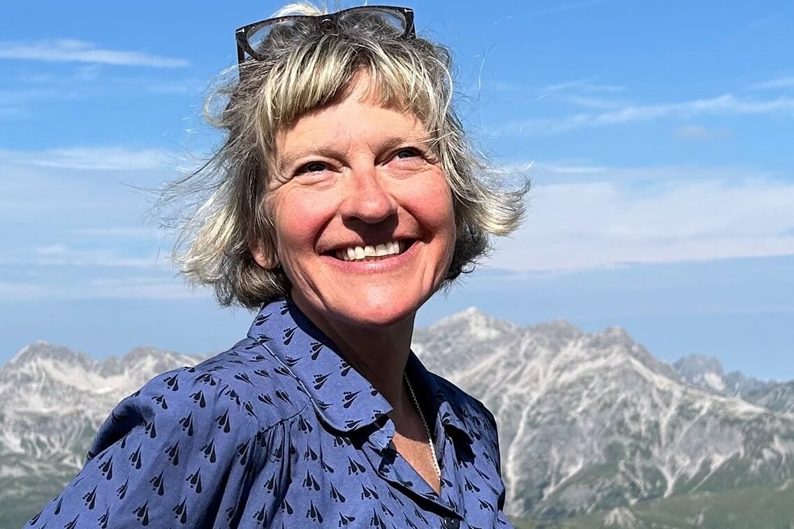 Bir dağ panoramasının önünde kadın