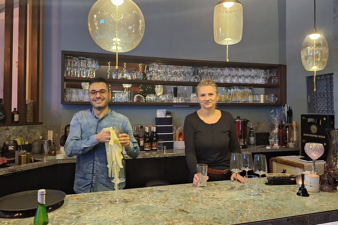 Donna e uomo dietro un bar