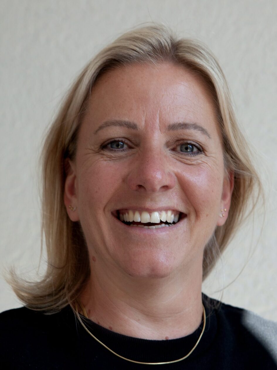 руса жена се смее в камерата