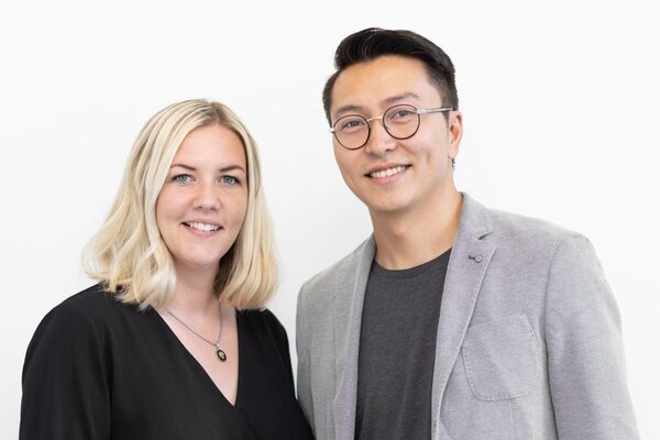 Mężczyzna i kobieta śmieją się