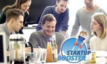 Startup Booster - Sechs junge Menschen besprechen sich.