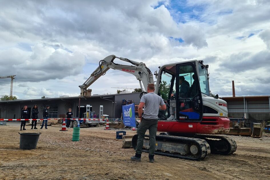 Der Praxistest beim "Job in Echt" in einem Garten- und Landschaftsbau-Betrieb - Jugendliche bedienen den Bagger