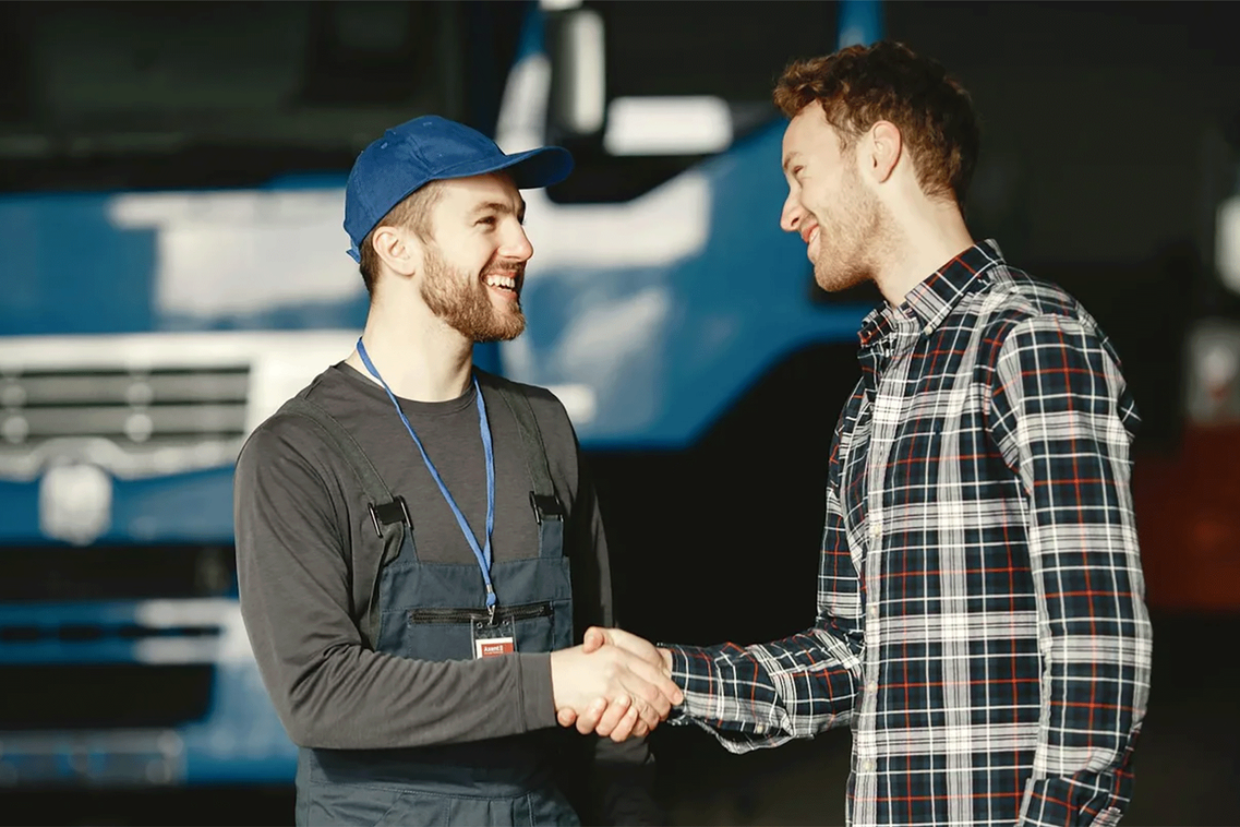 Industrie-Mitarbeiter vor einem LKW