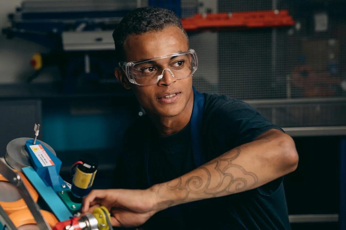 Ausbildung in Wiesbaden: Junger Mann an einer modernen Maschine.