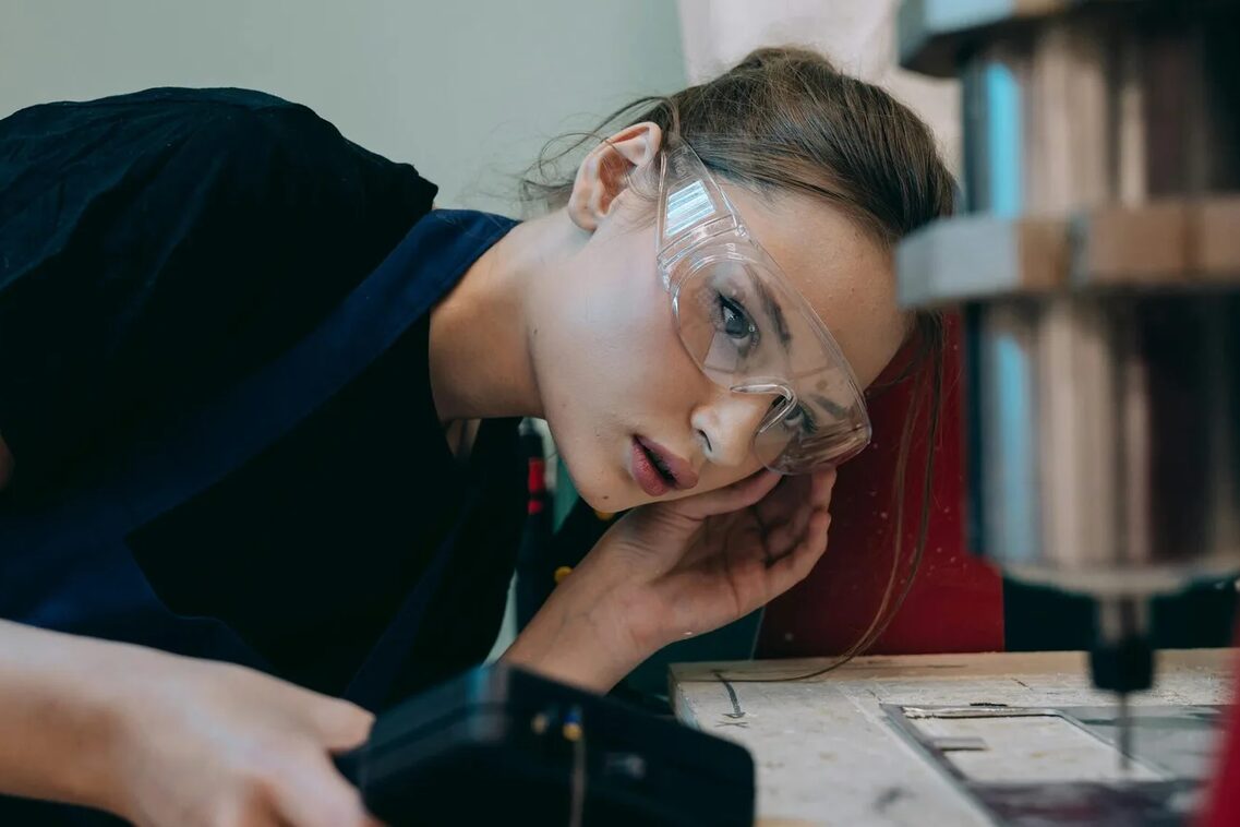 Praktika in Wiesbadens Wirtschaft - Frau an Werkzeugen aktiv.