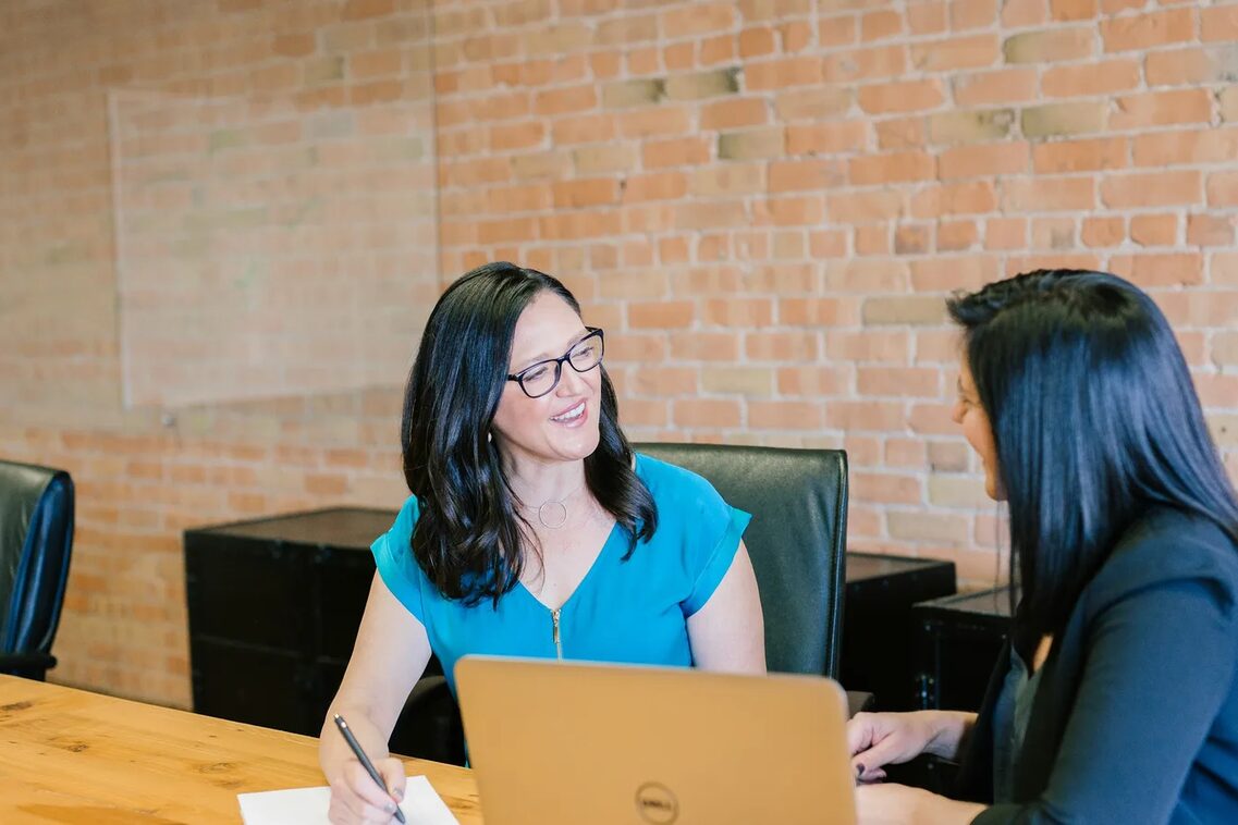 IHK Wiesbaden - zwei Frauen am Laptop im Austausch.