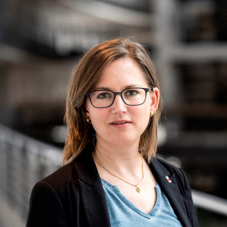 Frau mit dunklen Haaren und Brille.