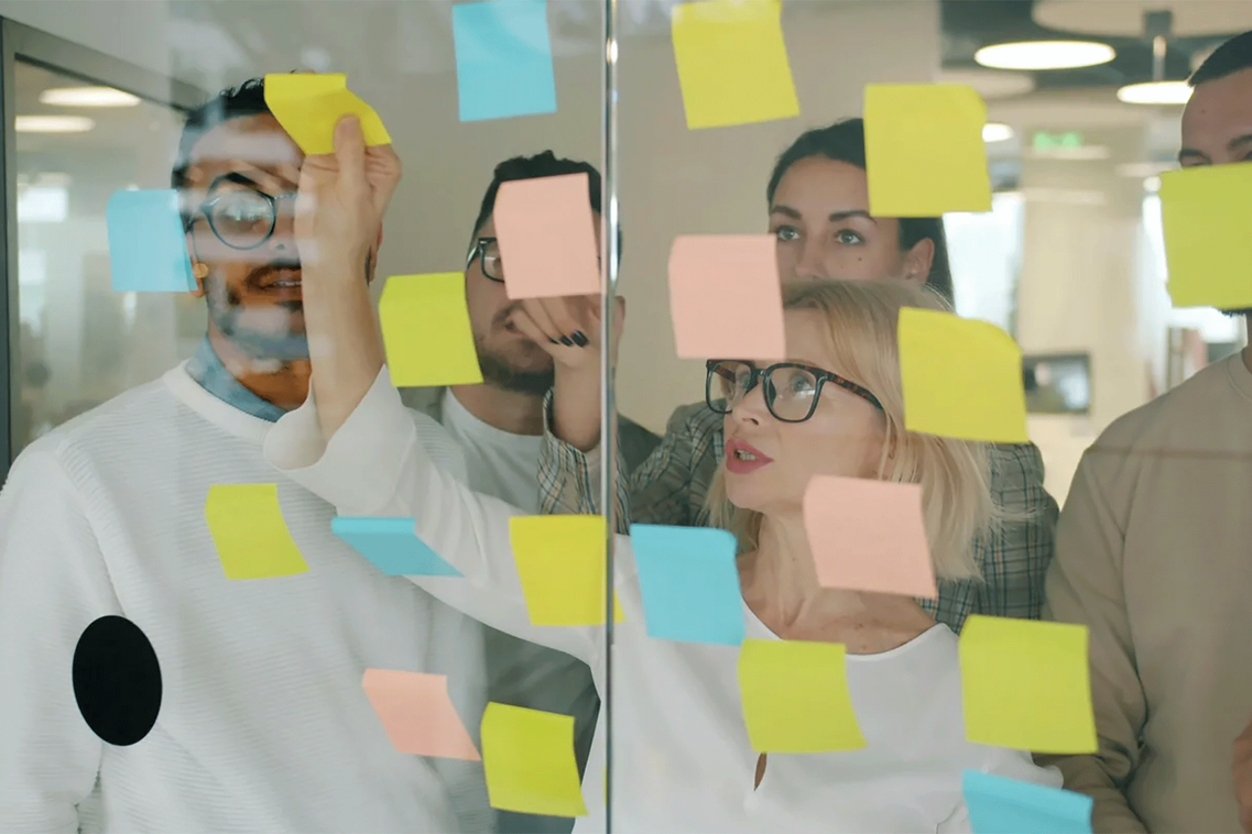 Хората залепват стикери „Post-it“