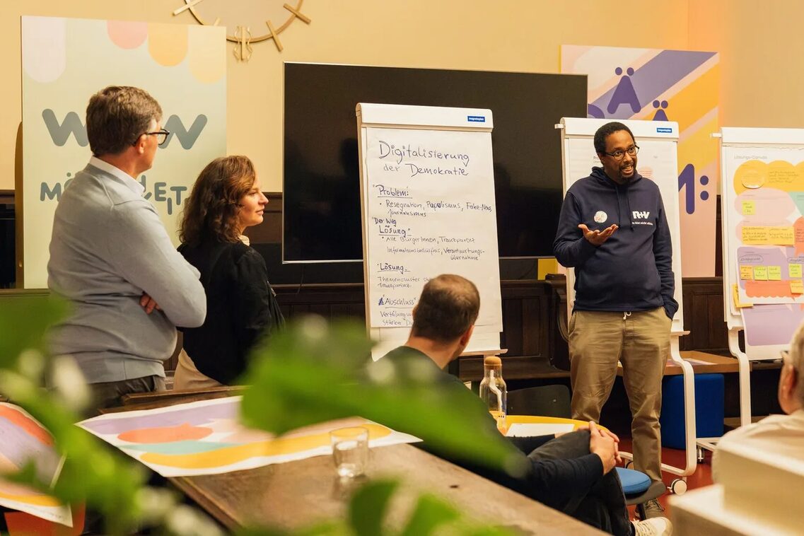 S3Hub Hackathon - Junge Menschen bei Gruppenarbeit.