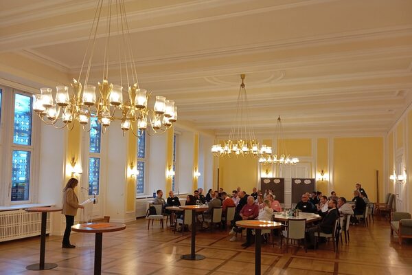 Кімната з людьми, які слухають лекцію