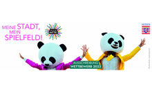 Zwei Menschen im Panda-Kostüm. Plus Slogan "Meine Stadt, mein Spielfeld".