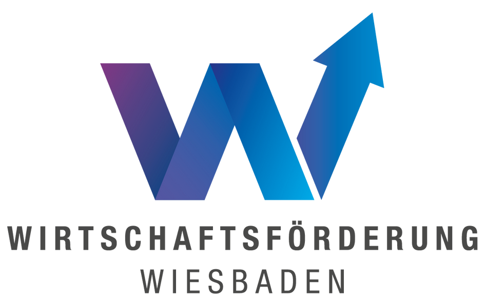Ein großes W in blau-lila Tönen begleitet von dem Schriftzug Wirtschaftsförderung Wiesbaden.