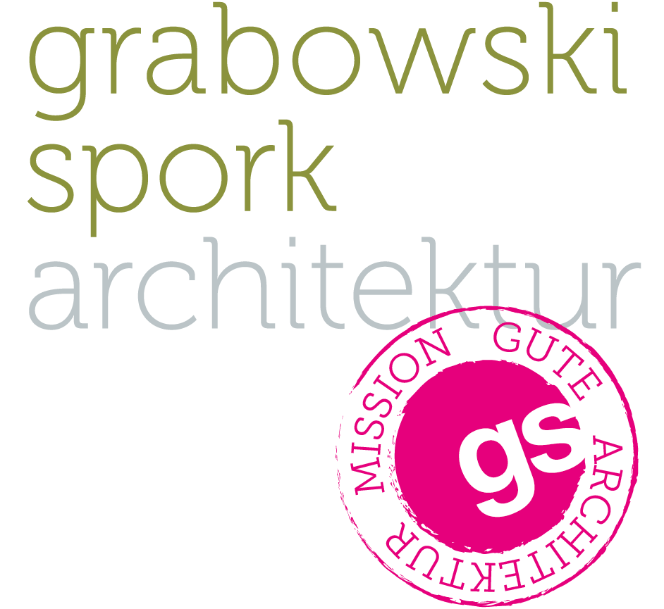 grabowski.spork GmbH Logo, in grün und grau "grabowski spork architektur", Stempelabbildung in pink mit Schriftzug "MISSION GUTE ARCHITEKTUR" und "gs" in Zentrum