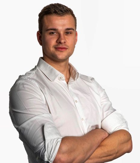 Max Lukasik - junger Mann in weißem Hemd