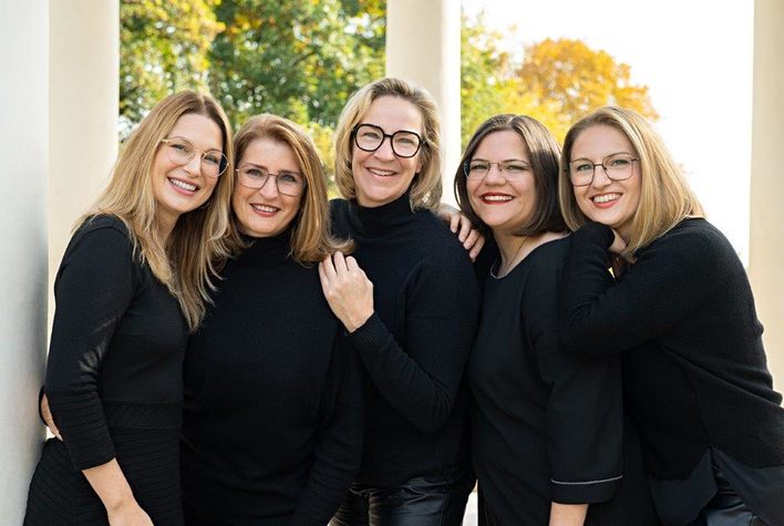 Fünf Frauen mit Brillen