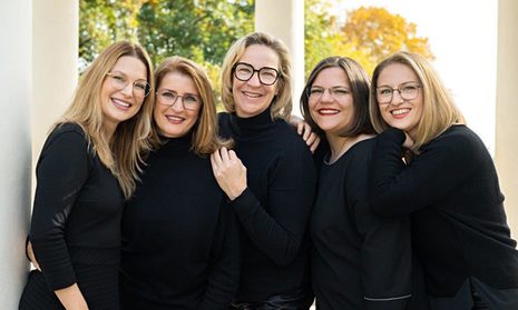 Fünf Frauen mit Brillen