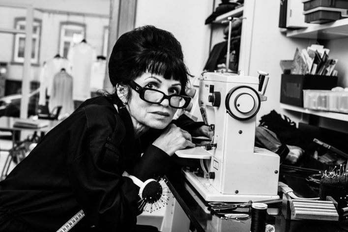 Frau mit Brille an Nähmaschine