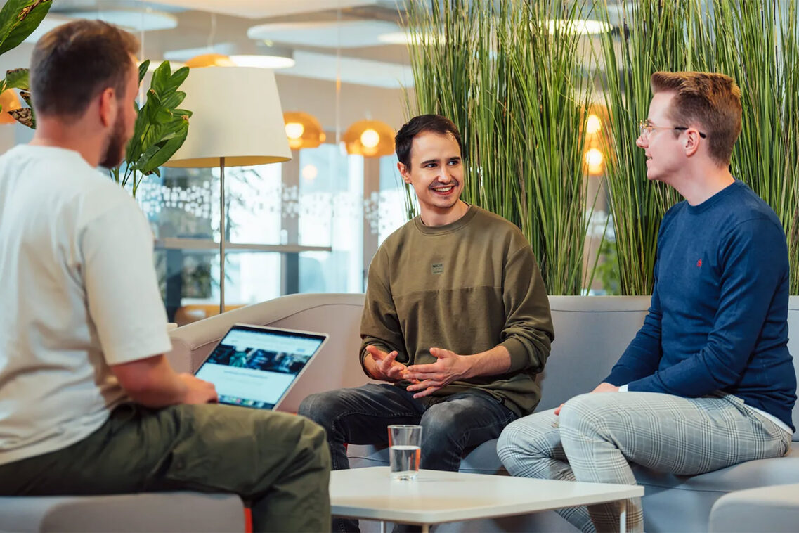 AOE Group Holding GmbH: Trei tineri la o masă rotundă