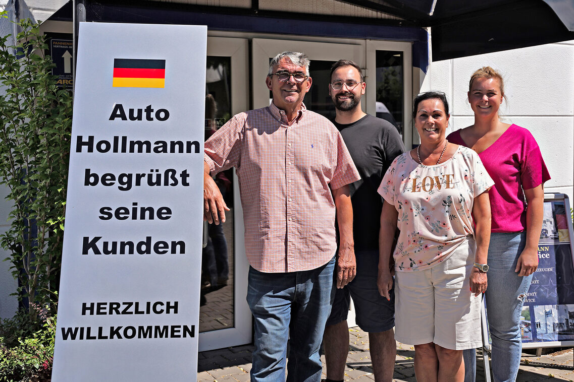 4 Menschen lachen in die Kamera