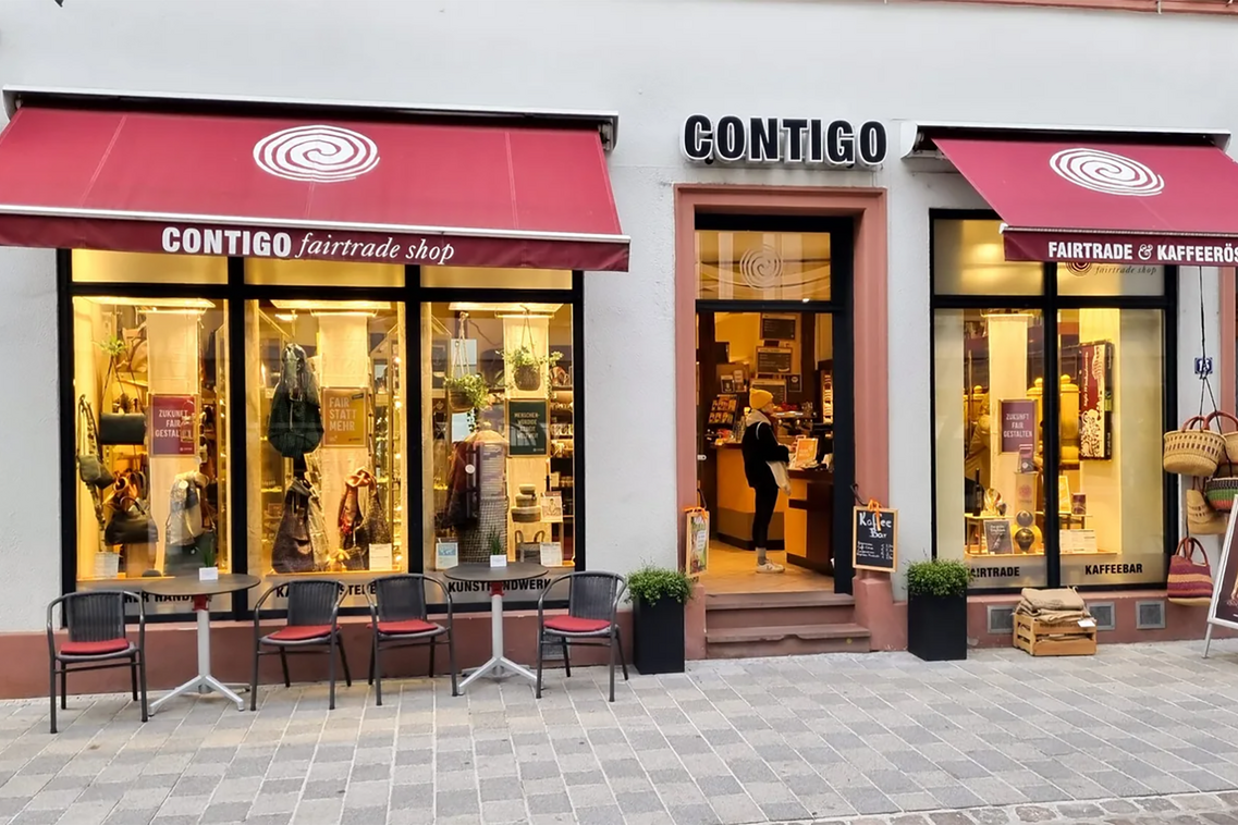 Alışveriş caddesinde vitrinli ev