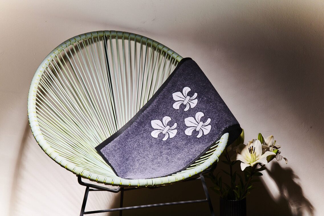 Eine Glücksmatte liegt auf einem Stuhl