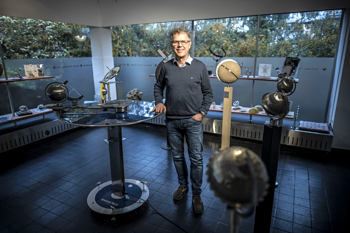 Der Inhaber Carlo Heller präsentiert sein vielfältiges Angebot an Sonnenuhren